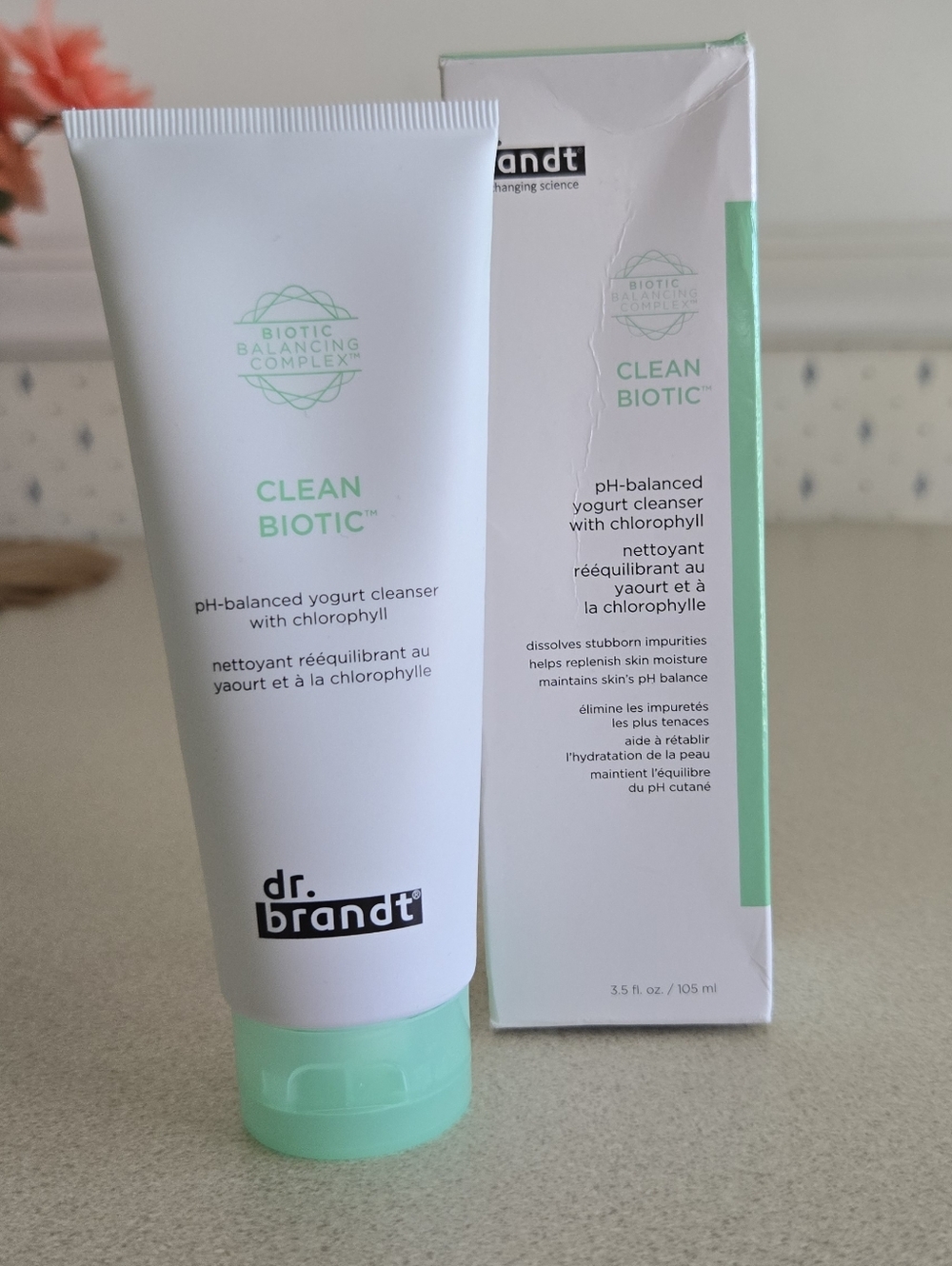 dr. brandt Clean Biotic pH-Balanced Yogurt Cleanser - Mint/White